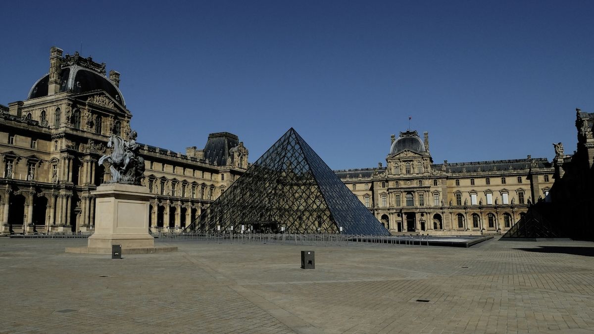 Bývalého ředitele muzea Louvre vyšetřují kvůli obchodování se starožitnostmi
